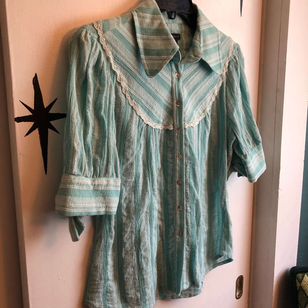 Emphasis Blouse - Picture 3 of 8